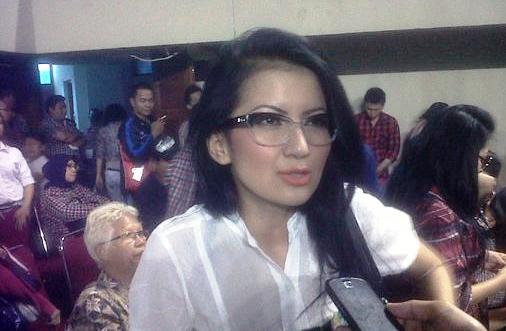 Five Vi Rahmawati, Pilih Kacamata Ketimbang Softlens